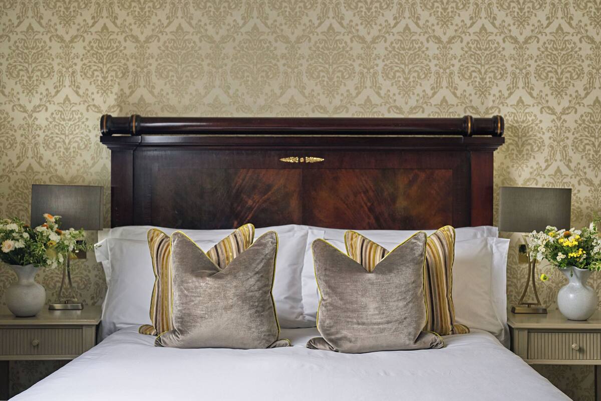 Junior Suite | Minibar, in-room safe, desk, laptop workspace