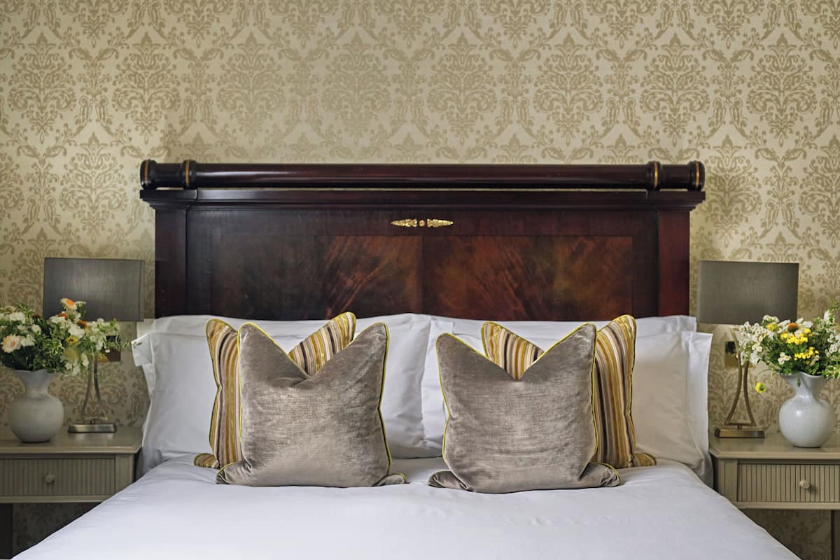 Junior Suite | Minibar, in-room safe, individually decorated, individually furnished