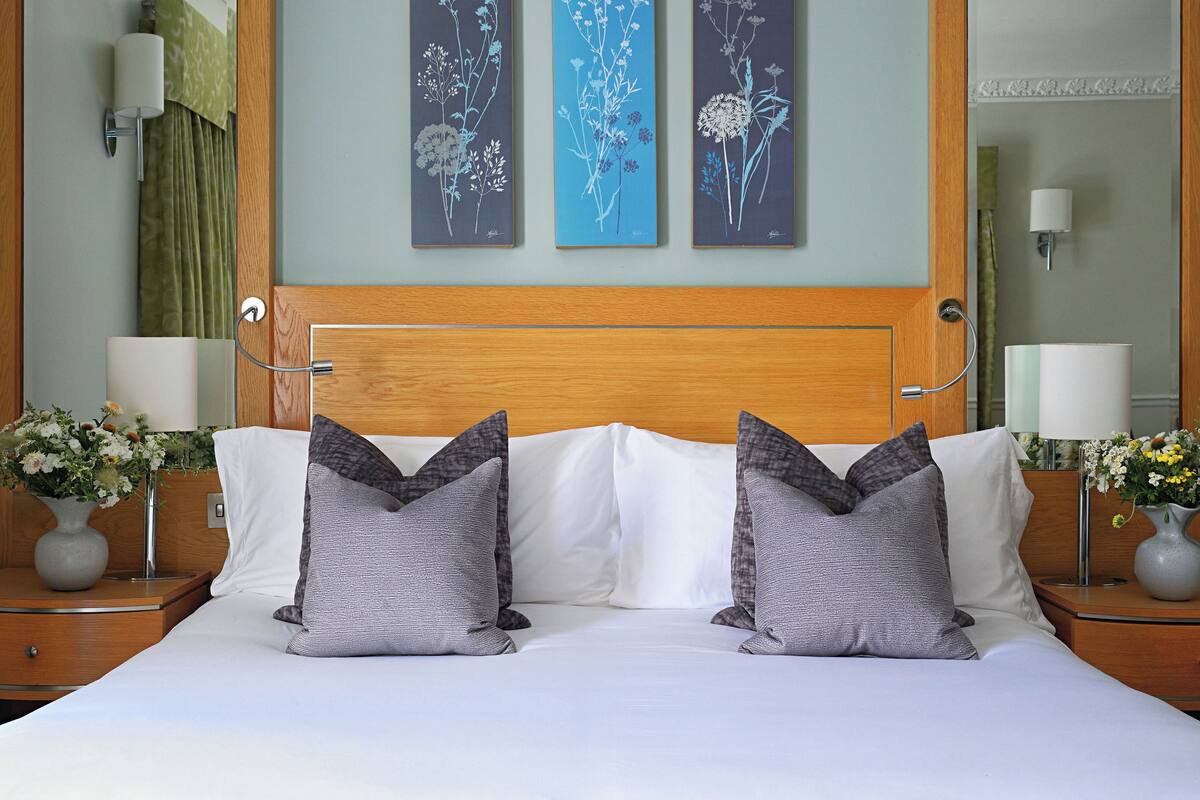 Classic Double Room | Minibar, in-room safe, desk, laptop workspace