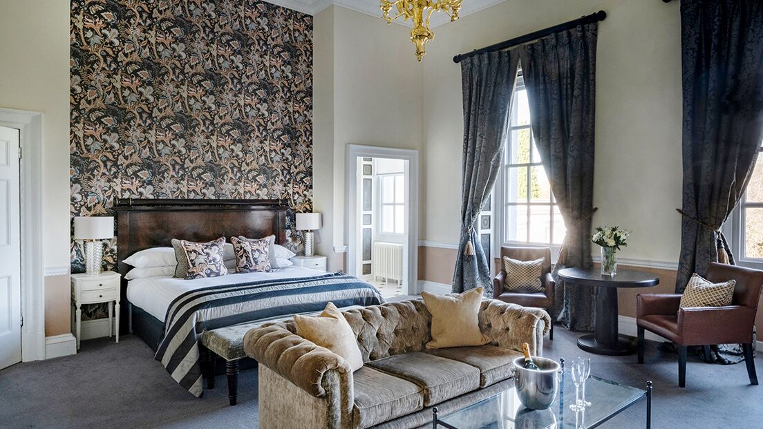 junior suite | minibar, in-room safe, individually decorated, individually furnished