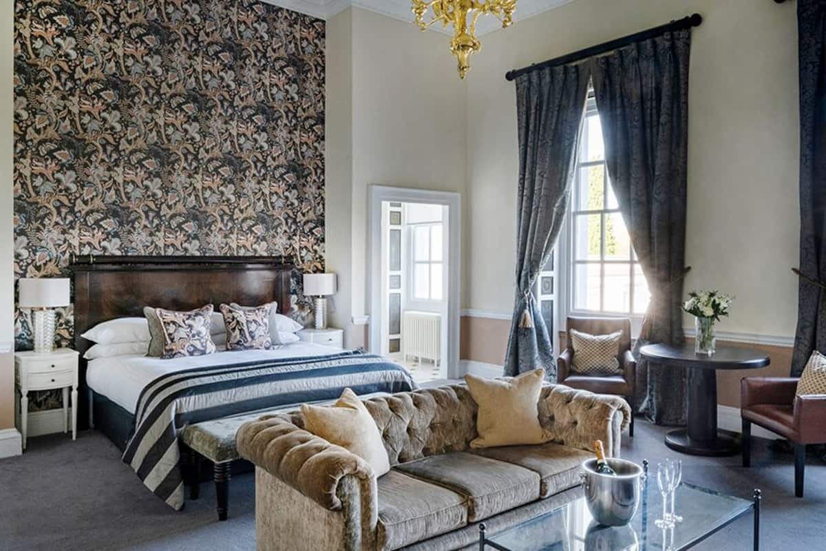 junior suite | minibar, in-room safe, individually decorated, individually furnished