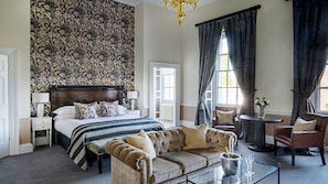 Junior Suite | Minibar, in-room safe, individually decorated, individually furnished