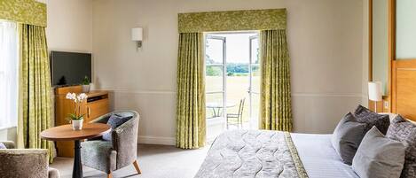 Executive Room, 1 Double Bed | Minibar, in-room safe, individually decorated, individually furnished