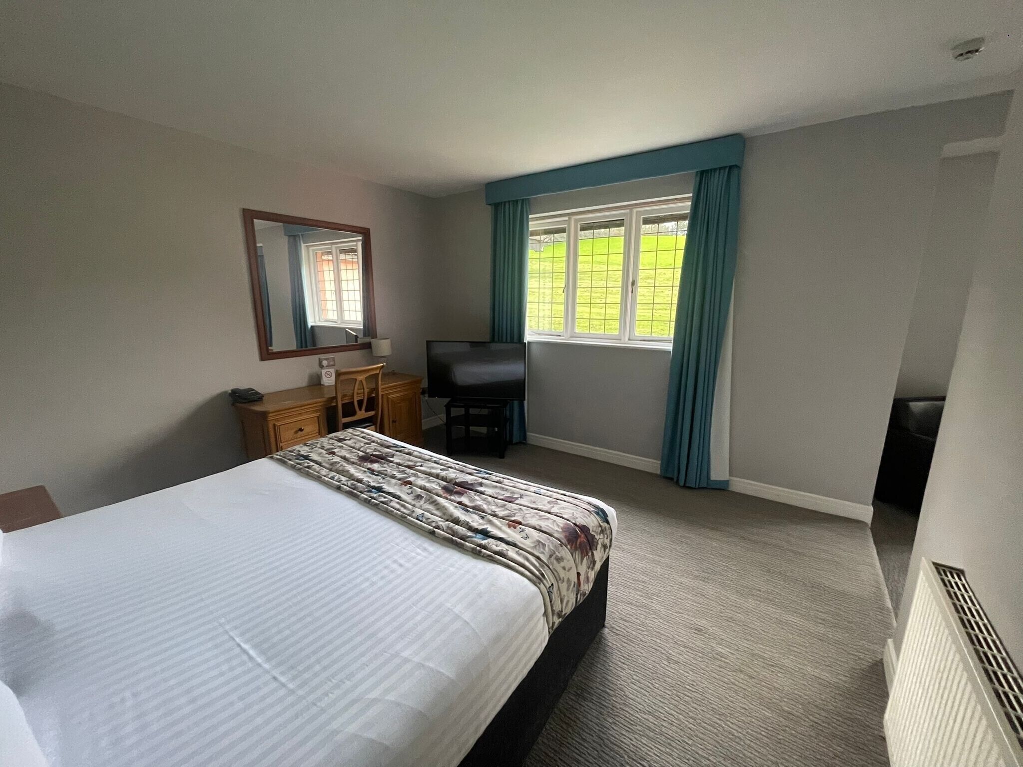 Executive Suite | In-room safe, individually furnished, desk, iron/ironing board