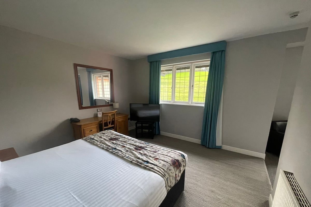 Executive Suite | In-room safe, individually furnished, desk, iron/ironing board