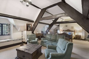 Traditional Double Room, 1 Double Bed | 1 bedroom, in-room safe, desk, iron/ironing board