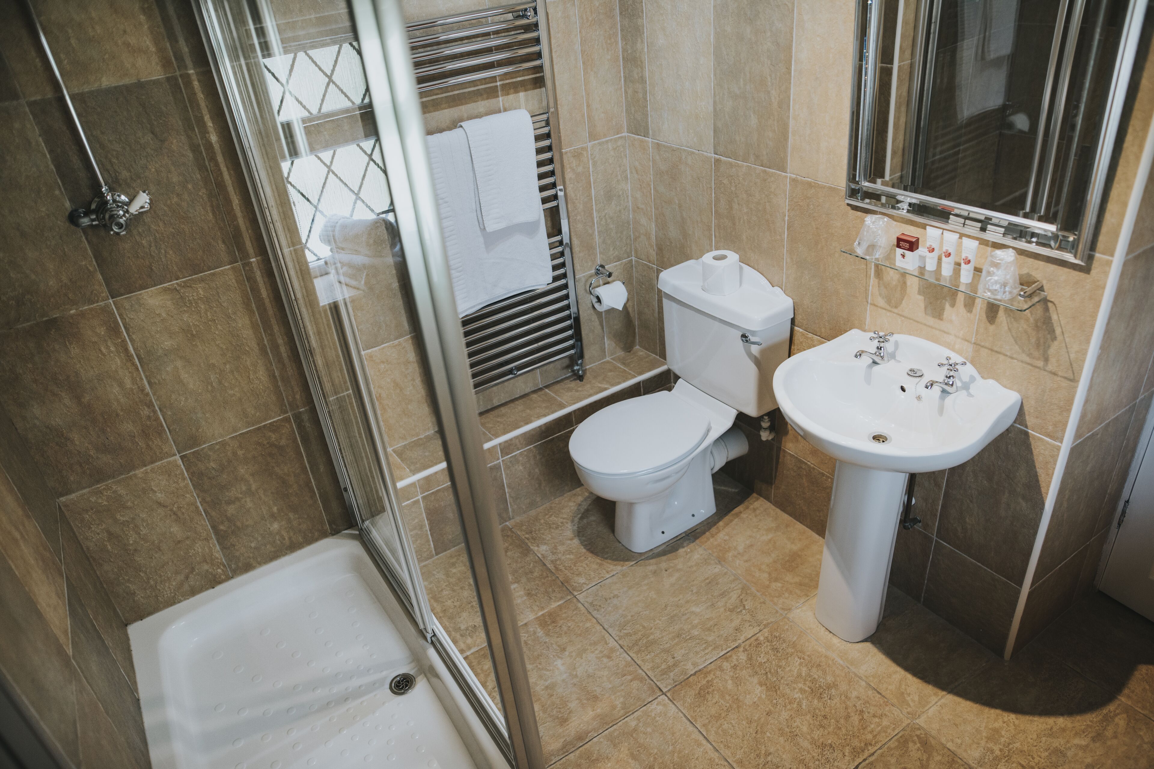 executive room, 1 double bed | bathroom | combined shower/bathtub, deep-soaking bathtub, free toiletries