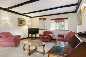 In-room safe, individually furnished, desk, iron/ironing board - Cwrt Bleddyn Hotel & Spa (Usk)