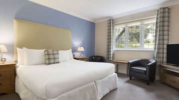 Een kluis op de kamer, individueel gemeubileerd, een bureau