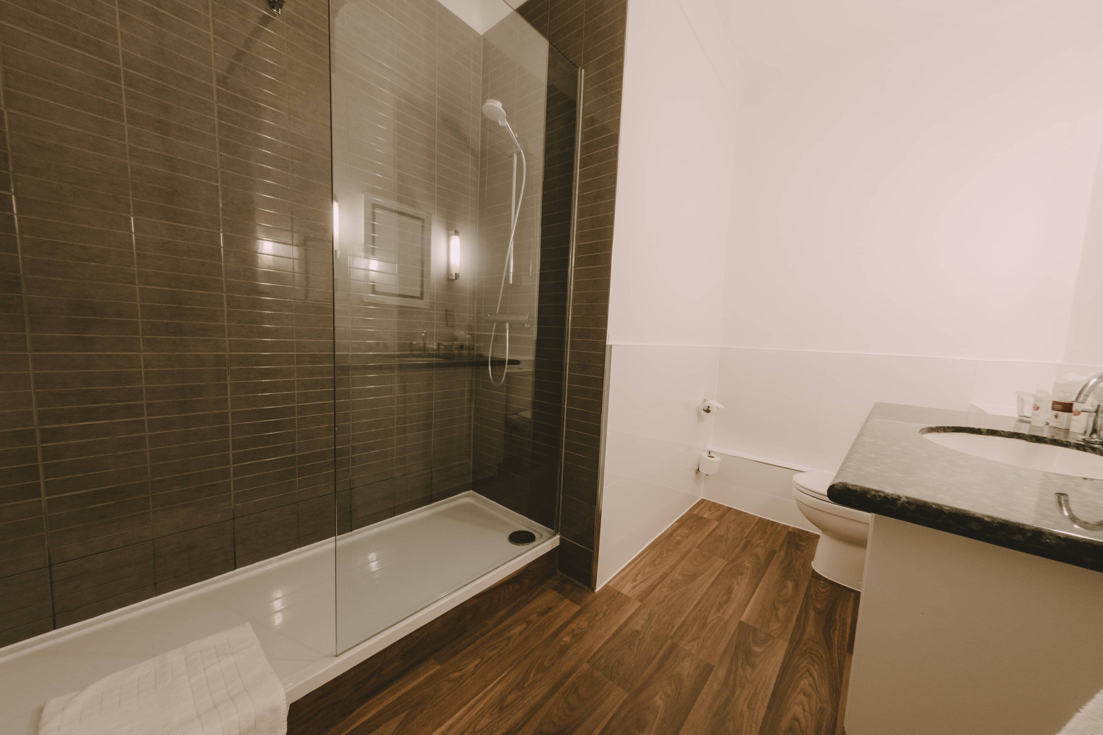 combined shower/bathtub, deep-soaking bathtub, free toiletries