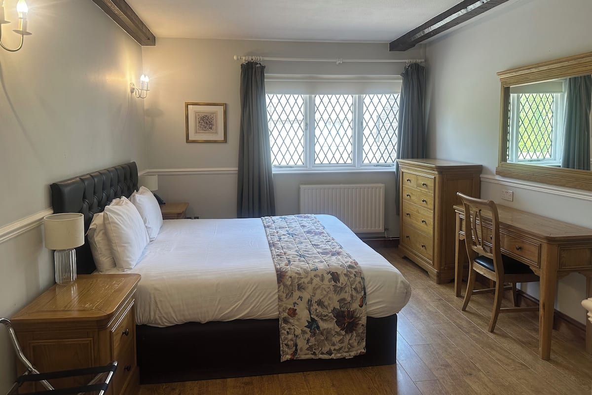 Deluxe Suite | In-room safe, individually furnished, desk, iron/ironing board