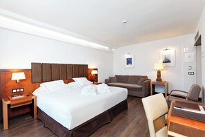 Minibar, in-room safe, desk, laptop workspace - Hotel Claridge Madrid (Madrid)