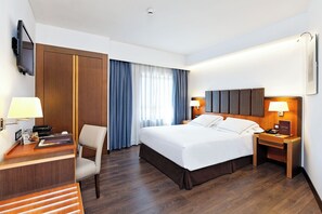 Standard Room | 1 bedroom, minibar, in-room safe, desk