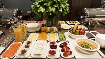 Se ofrece un desayuno bufé (20.95 EUR por persona)