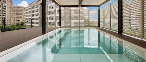 Piscina externa sazonal, funciona das 11h às 20h, guarda-sóis