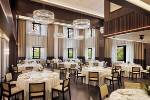 Breakfast, lunch, dinner served; Spanish cuisine  - Hotel Claridge Madrid (Madrid)