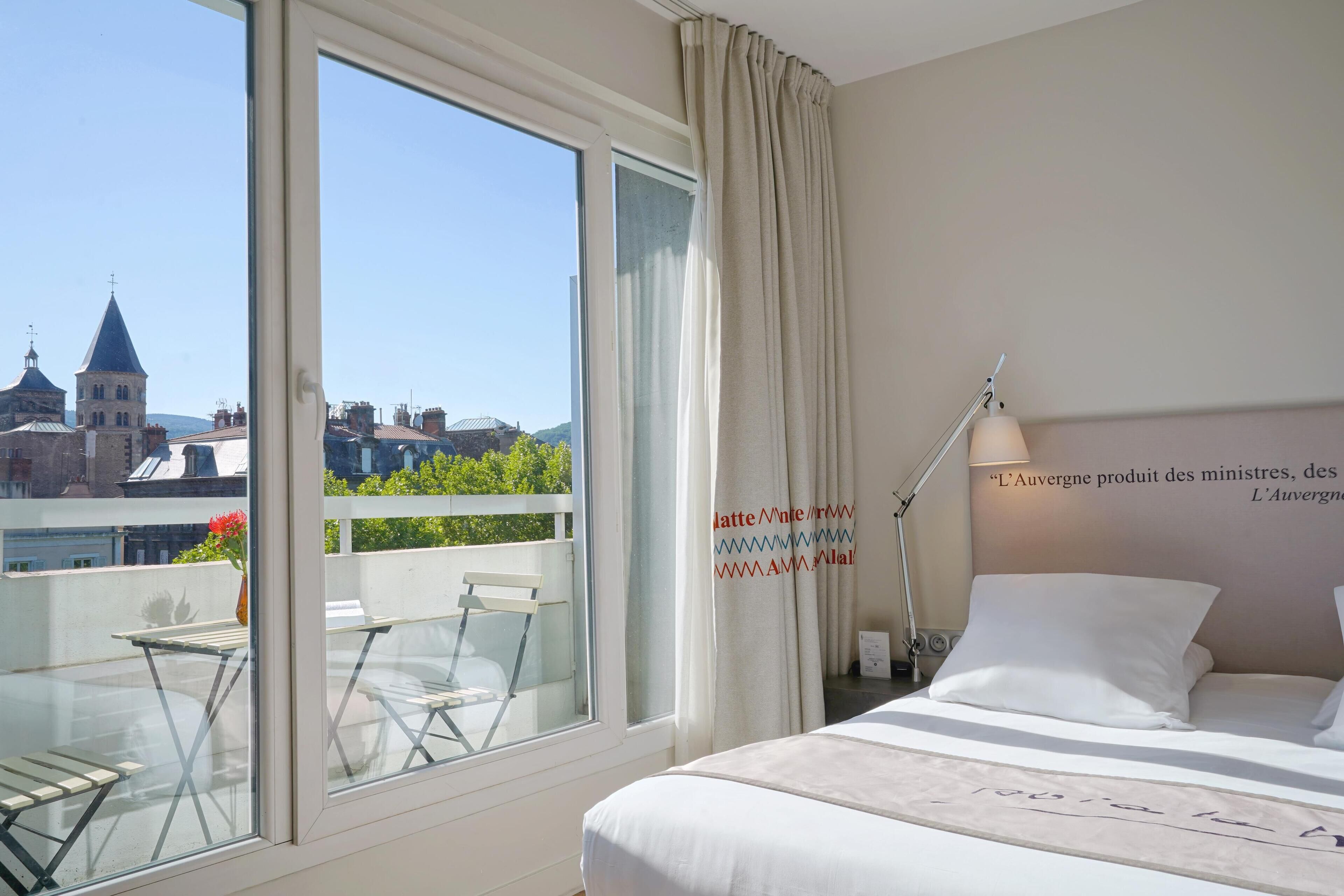 Premium bedding, in-room safe, desk, blackout drapes