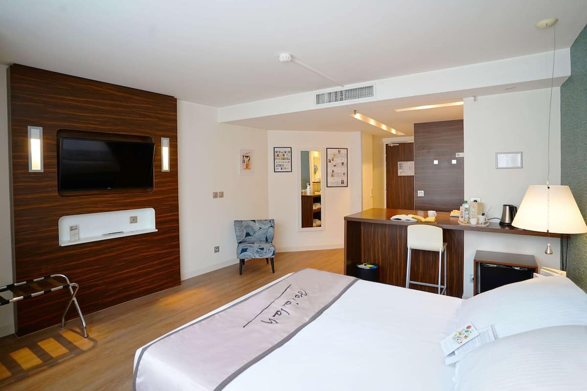 Executive Room, 1 Queen Bed, Non Smoking | Premium bedding, free minibar items, in-room safe