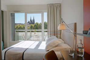 Ropa de cama de alta calidad y caja de seguridad en la habitación