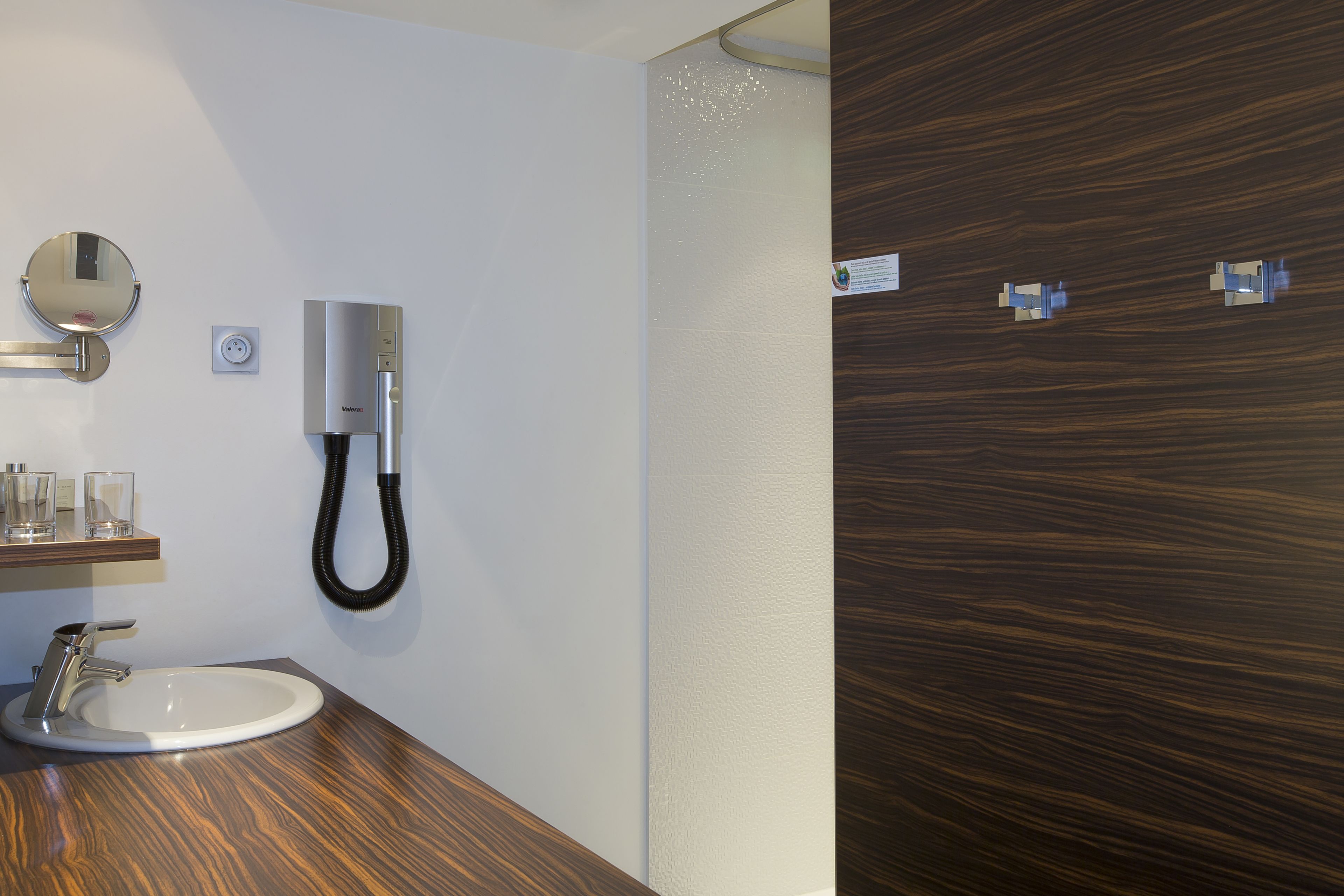 executive room, 1 queen bed, non smoking | bathroom | free toiletries, hair dryer, towels