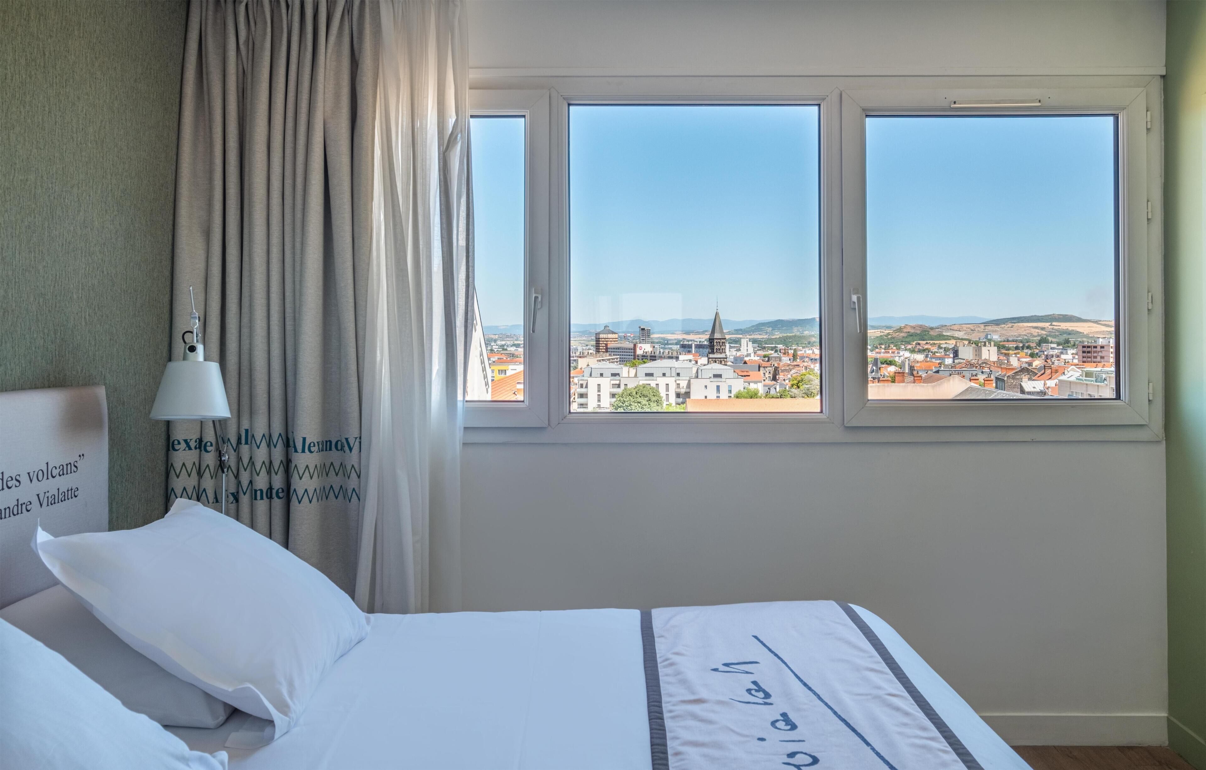 Comfort Room, 1 Queen Bed, Non Smoking | Premium bedding, in-room safe, desk, blackout drapes
