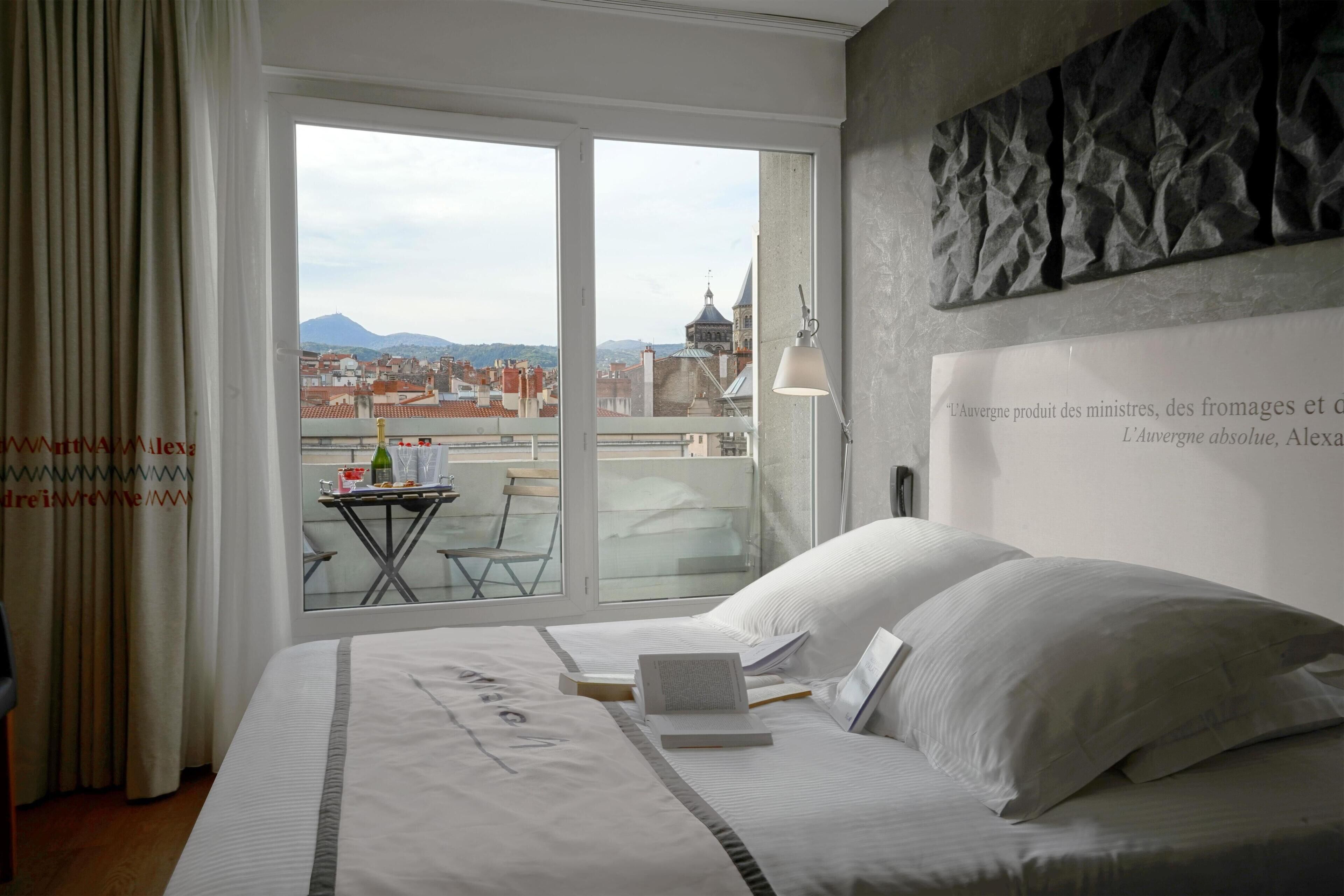 Rom – superior, 1 queensize-seng, balkong, fjellutsikt (Vue sur Puy de DÃ´me & la CathÃ©drale) | Sengetøy av topp kvalitet, safe på rommet og individuelt innredet