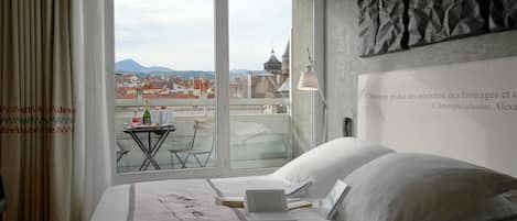 Habitación superior, 1 cama Queen size, balcón (Vue sur Puy de Dôme & la Cathédrale) | Ropa de cama de alta calidad y caja de seguridad en la habitación