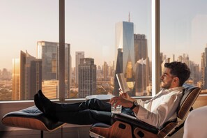 Premium bedding, Select Comfort beds, minibar, in-room safe - Jumeirah Emirates Towers Dubai (Dubai)