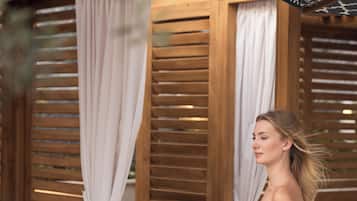 Piscine extérieure, cabanons gratuits, parasols de plage