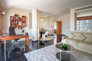 高級寝具、セレクト コンフォート製ベッド、ミニバー、セーフティボックス (室内)