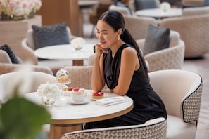 3 bars/lounges, poolside bar - Jumeirah Emirates Towers Dubai (Dubai)