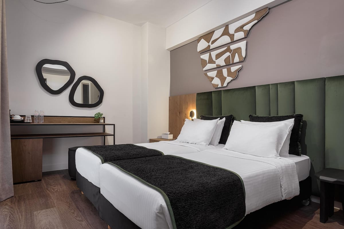 1 bedroom, Egyptian cotton sheets, premium bedding, down comforters