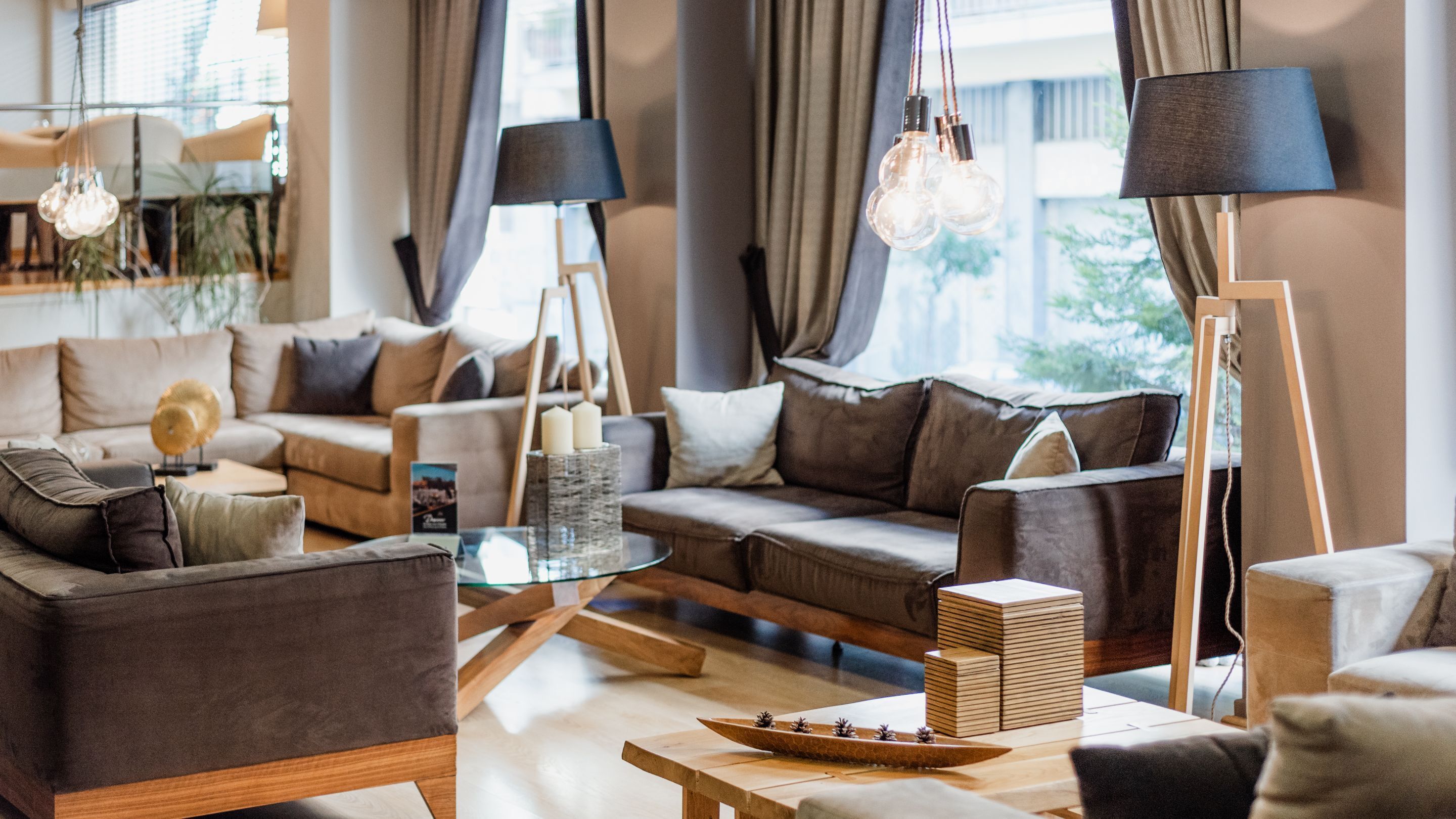Ein modernes Wohnzimmer mit einer Sofagarnitur, einem Couchtisch und Dekorationselementen.