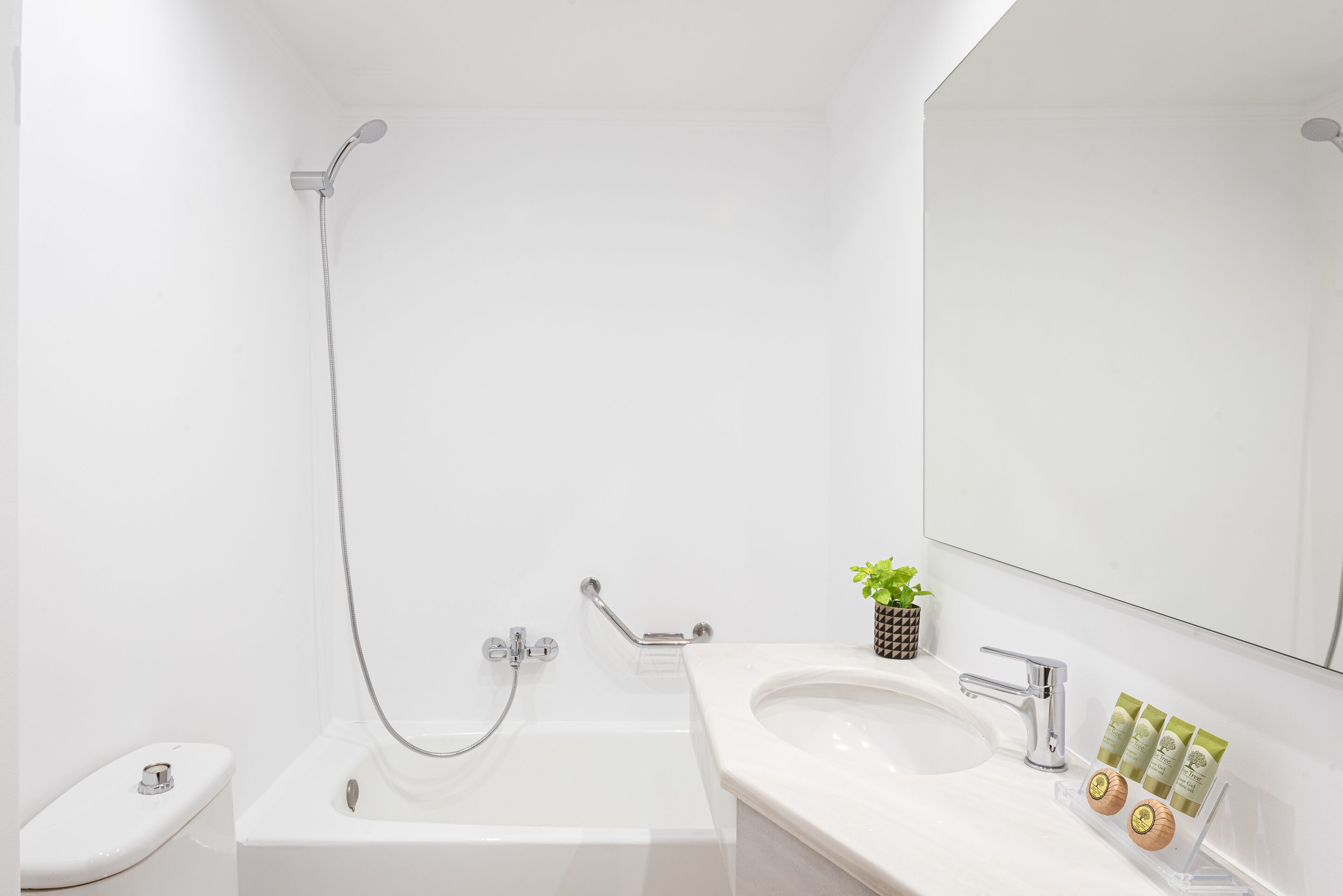 Un baño moderno con bañera, lavabo e inodoro.
