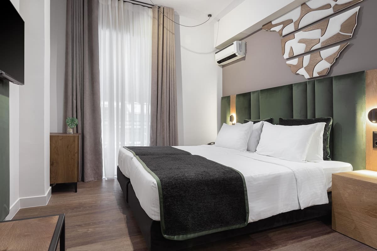 1 bedroom, Egyptian cotton sheets, premium bedding, down comforters