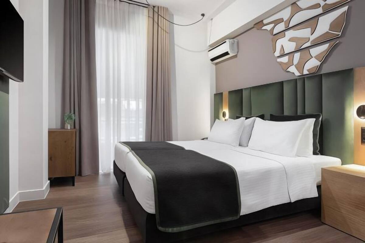 1 bedroom, Egyptian cotton sheets, premium bedding, down comforters