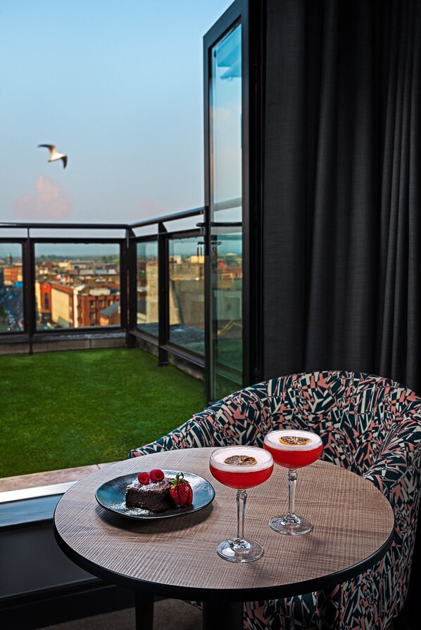 Coffres-forts dans les chambres, bureau, fer et planche à repasser