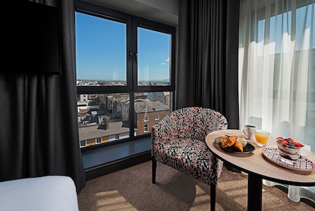 Room, 1 King Bed | Room amenity