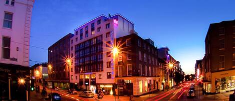 住宿正面 - 傍晚/夜晚