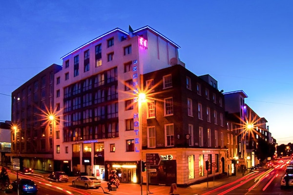 Fachada de la propiedad por la tarde o noche