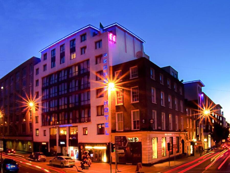 Overnatningsstedets facade – aften/nat