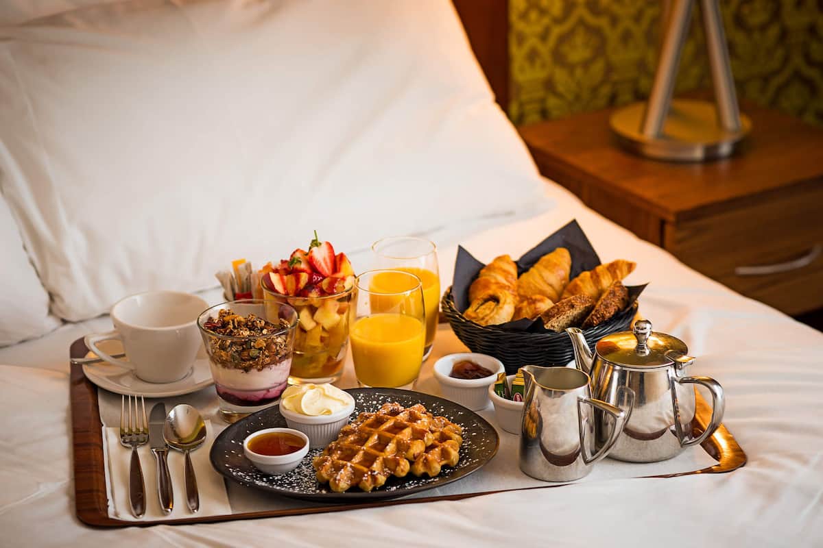 Caja de seguridad en la habitación y escritorio