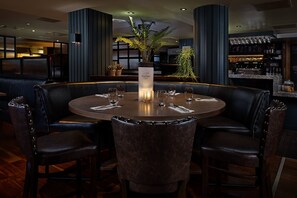 Petit déjeuner, déjeuner et dîner servis sur place