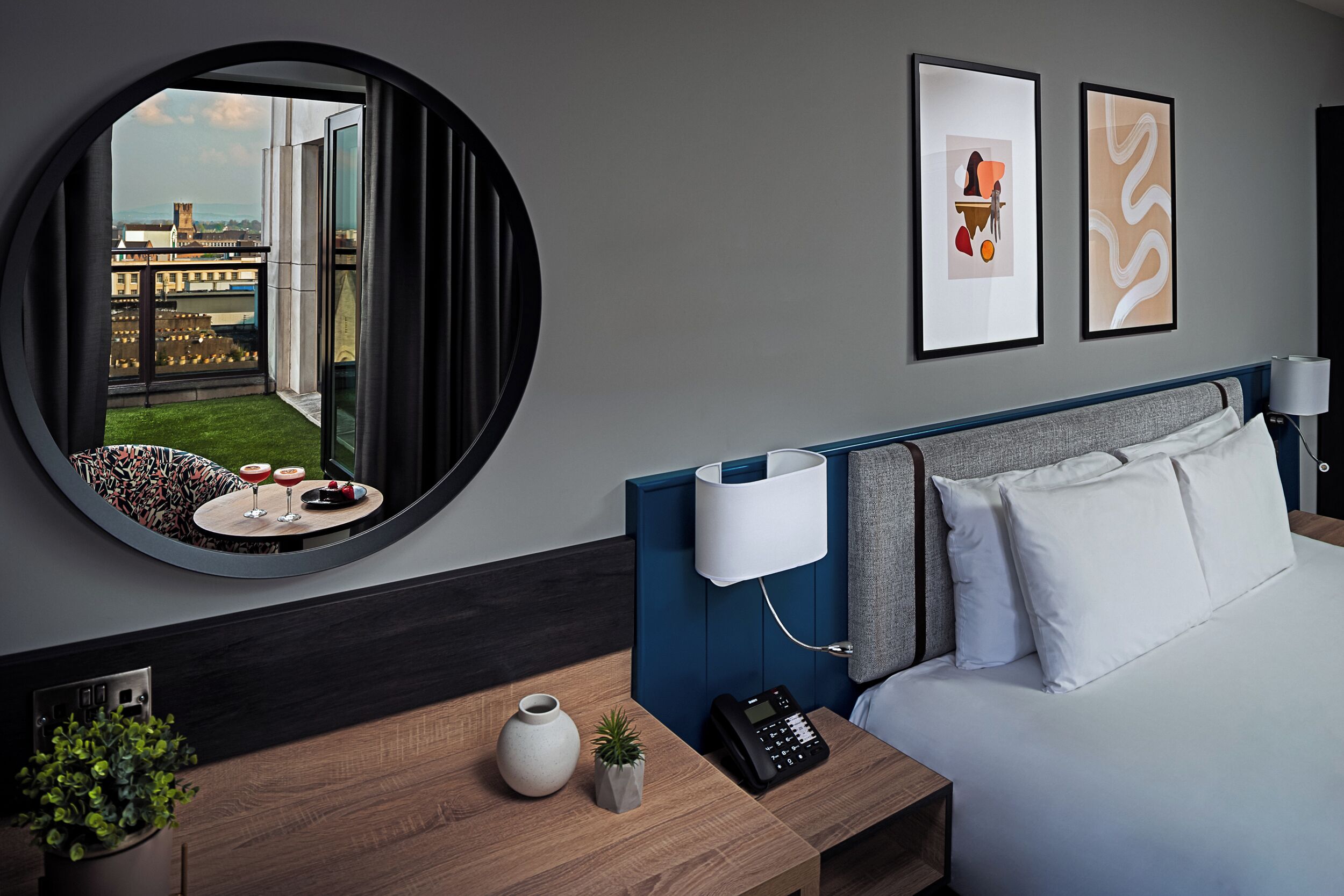 Värdeförvaringsskåp på rummet, skrivbord och strykjärn/strykbräda