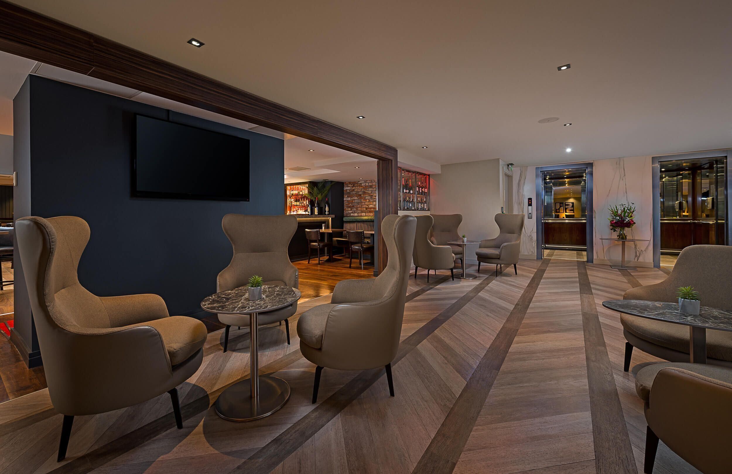 Uma área de estar moderna com sofás e um bar.