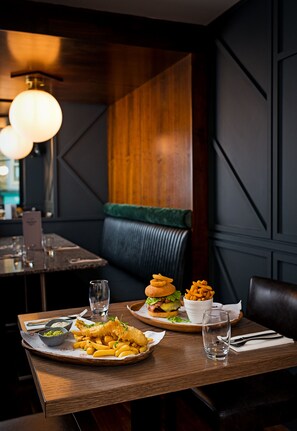 Frokost, lunsj og middag serveres