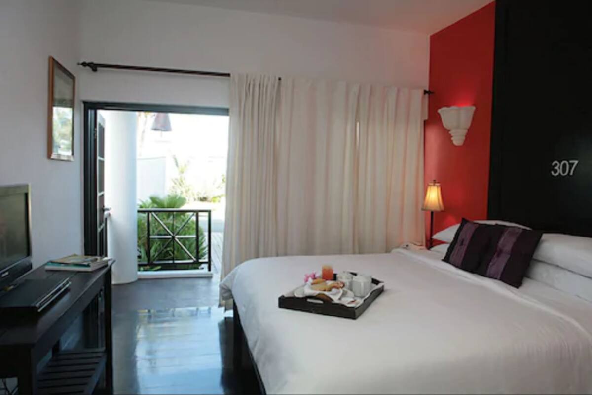 Quarto standard, 1 cama King, vista parcial para o mar | Roupas de cama premium, cofres nos quartos