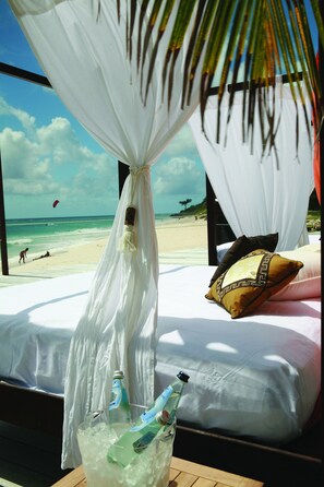 Sur la plage, sable blanc, cabana (gratuite), chaise longue