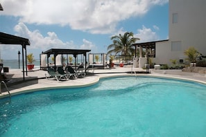 2 outdoor pools, pool loungers