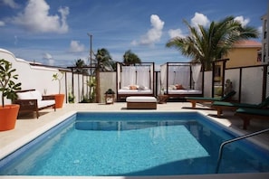 2 outdoor pools, pool loungers